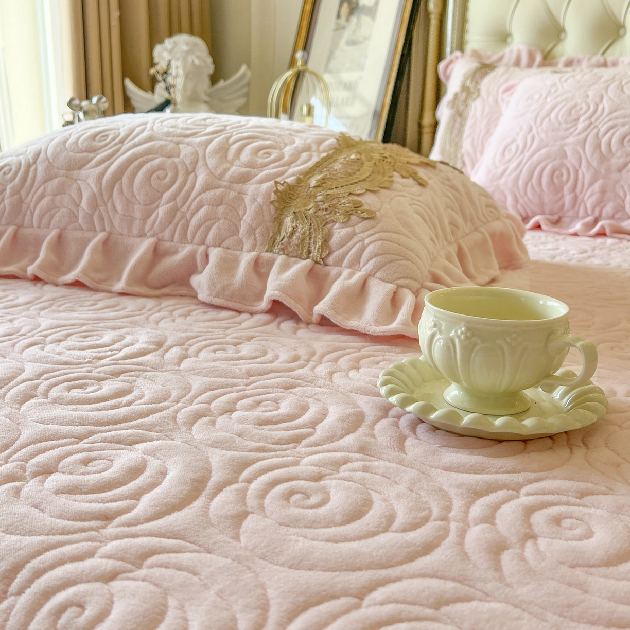 91家纺网 家纺一手货源 找家纺 恋尚 2025新款雕花牛奶绒罗曼蒂克系列四件套（控价290） 罗曼蒂克-清新粉