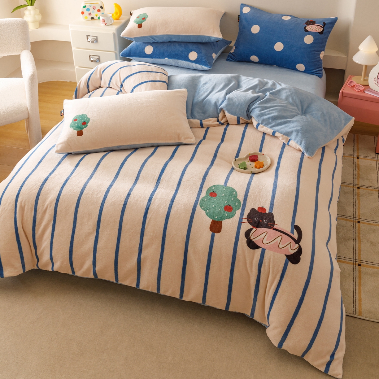 91家纺网 家纺一手货源 找家纺 RYB红黄兰 2025新款设计师原创牛奶绒大版数码印花四件套 汉堡猫咪