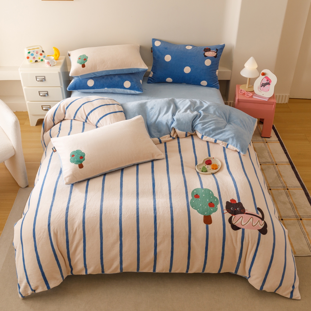 91家纺网 家纺一手货源 找家纺 RYB红黄兰 2025新款设计师原创牛奶绒大版数码印花四件套 汉堡猫咪