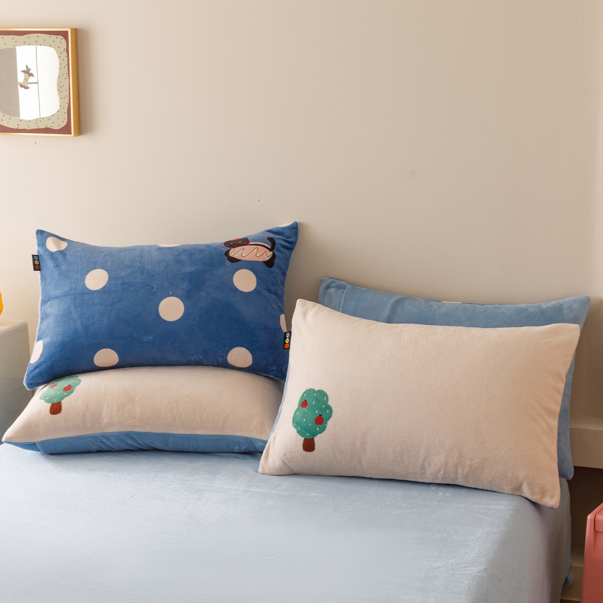 91家纺网 家纺一手货源 找家纺 RYB红黄兰 2025新款设计师原创牛奶绒大版数码印花四件套 汉堡猫咪