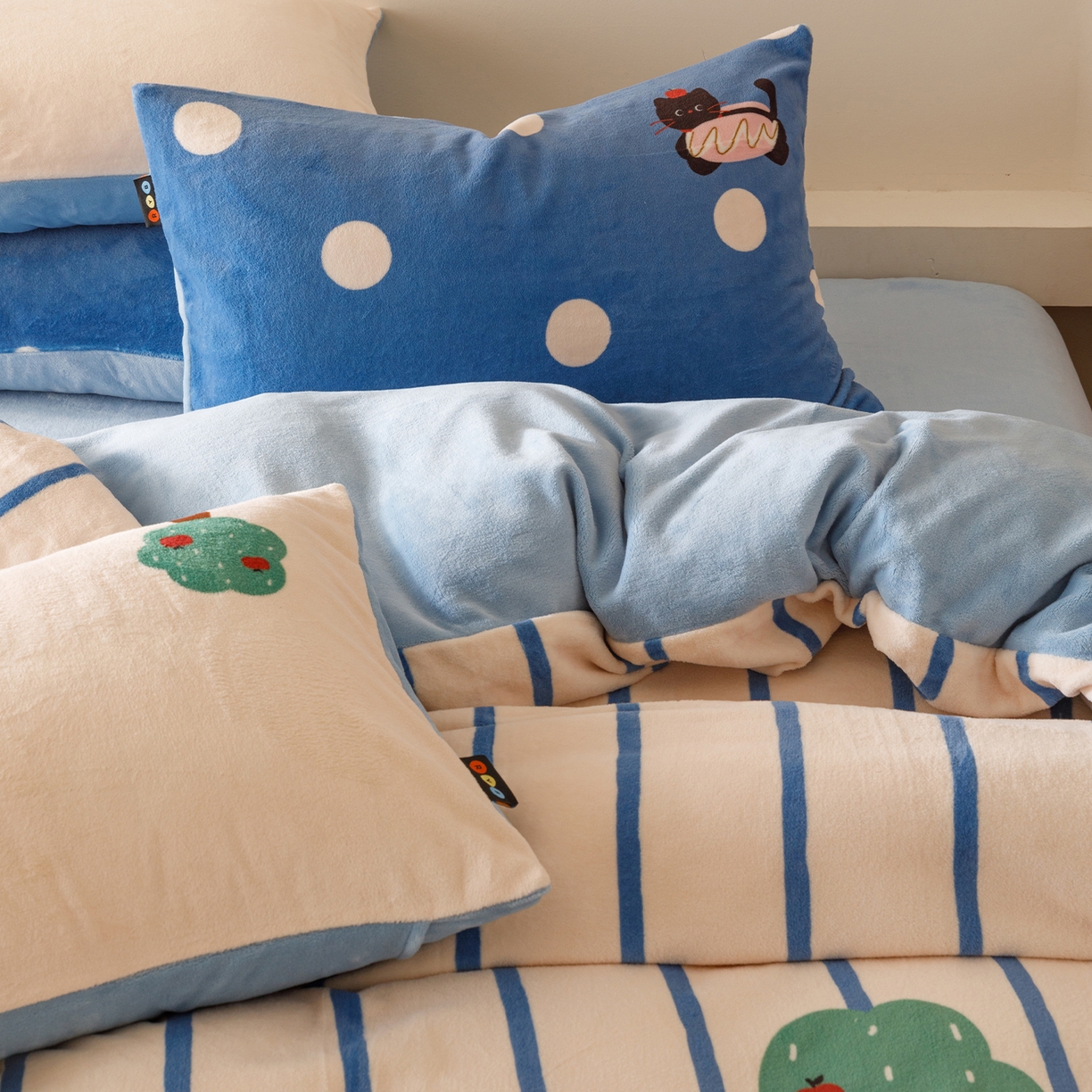 91家纺网 家纺一手货源 找家纺 RYB红黄兰 2025新款设计师原创牛奶绒大版数码印花四件套 汉堡猫咪