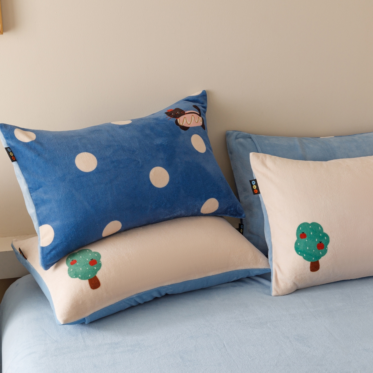 91家纺网 家纺一手货源 找家纺 RYB红黄兰 2025新款设计师原创牛奶绒大版数码印花四件套 汉堡猫咪