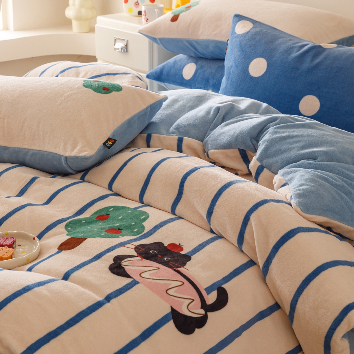 91家纺网 家纺一手货源 找家纺 RYB红黄兰 2025新款设计师原创牛奶绒大版数码印花四件套 汉堡猫咪