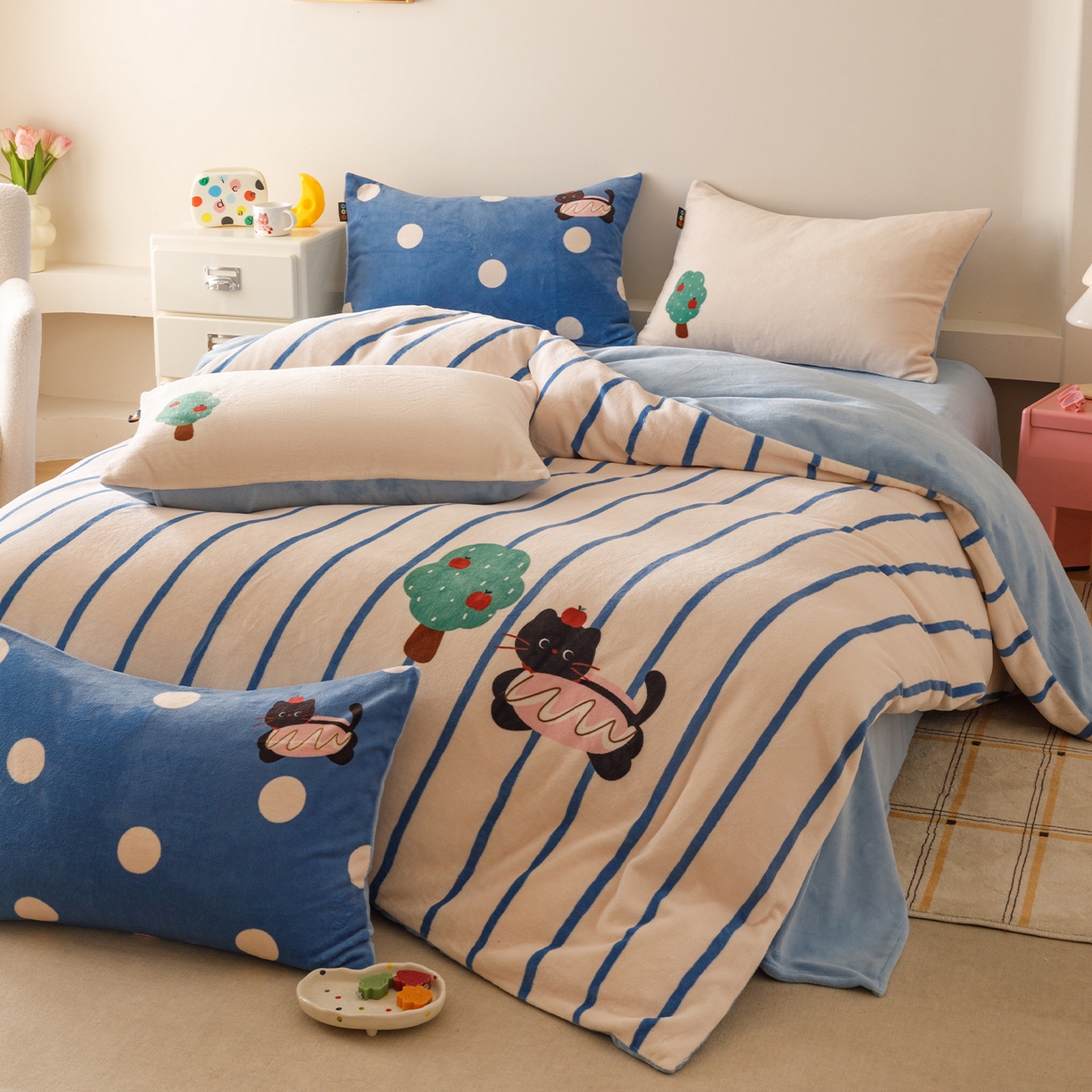 91家纺网 家纺一手货源 找家纺 RYB红黄兰 2025新款设计师原创牛奶绒大版数码印花四件套 汉堡猫咪