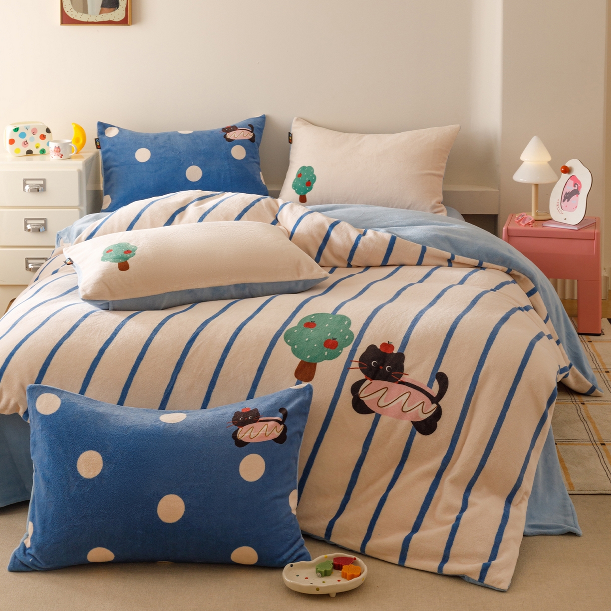 91家纺网 家纺一手货源 找家纺 RYB红黄兰 2025新款设计师原创牛奶绒大版数码印花四件套 汉堡猫咪