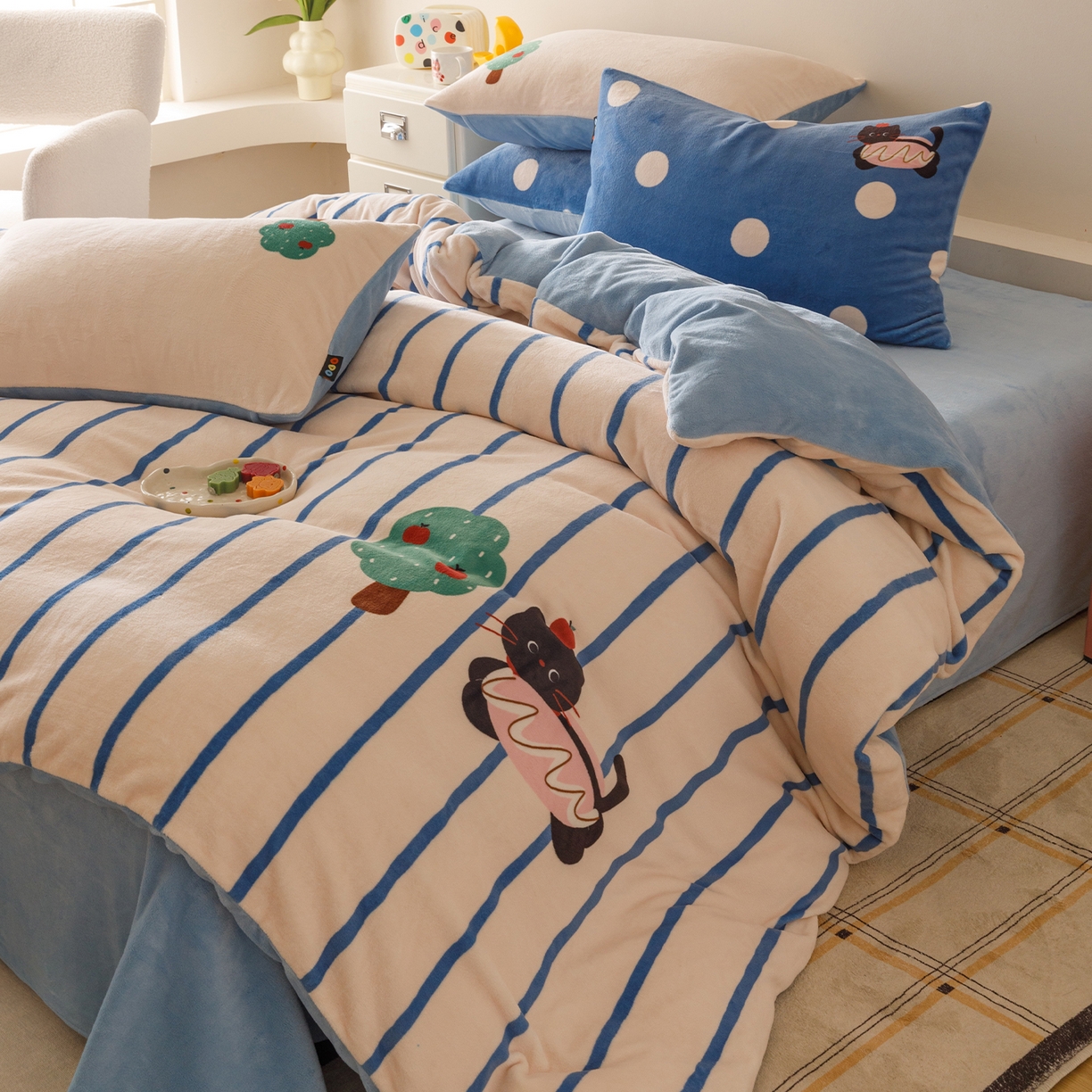 91家纺网 家纺一手货源 找家纺 RYB红黄兰 2025新款设计师原创牛奶绒大版数码印花四件套 汉堡猫咪