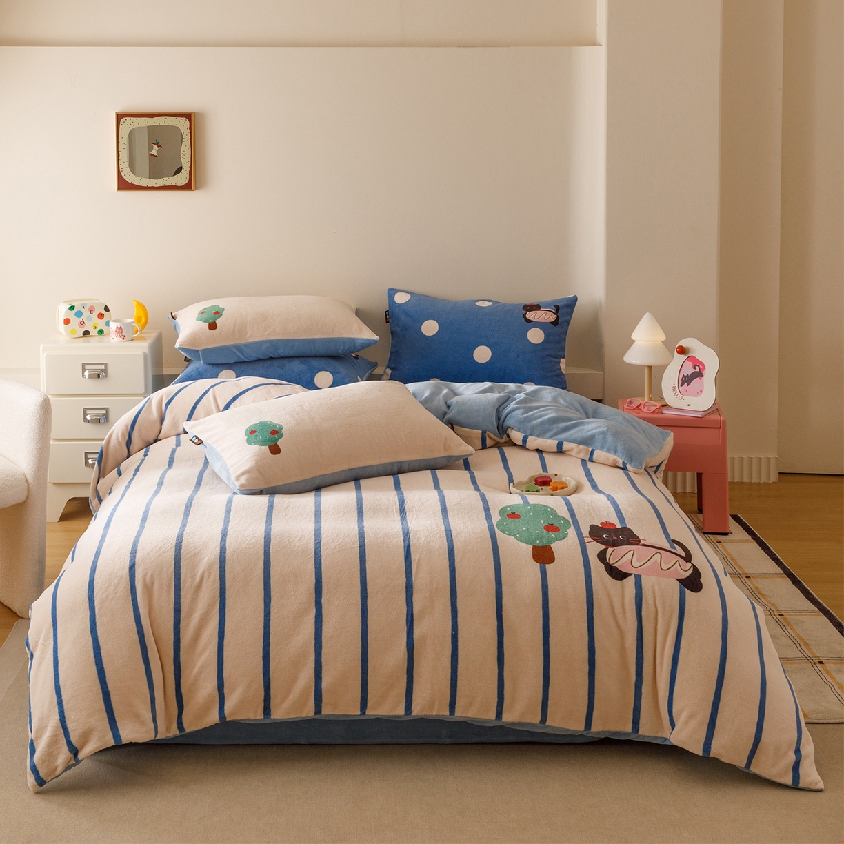 91家纺网 家纺一手货源 找家纺 RYB红黄兰 2025新款设计师原创牛奶绒大版数码印花四件套 汉堡猫咪