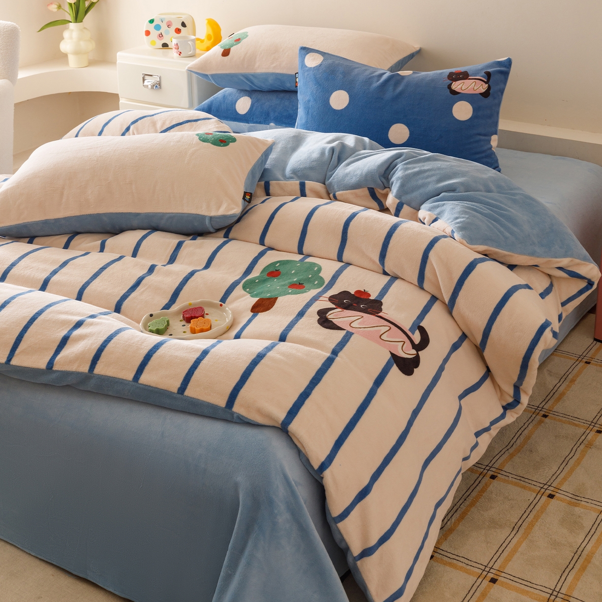 91家纺网 家纺一手货源 找家纺 RYB红黄兰 2025新款设计师原创牛奶绒大版数码印花四件套 汉堡猫咪