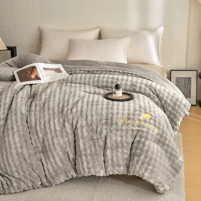 91家纺网 家纺一手货源 找家纺 （总）小叮当家纺仓储工厂店 2025新款兔毛牛奶绒加厚保暖冬被外贸跨境被子被芯