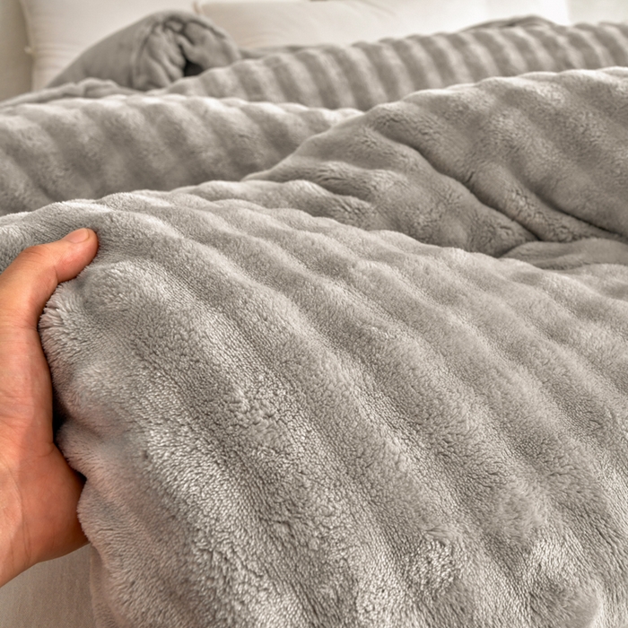 91家纺网 家纺一手货源 找家纺 （总）小叮当家纺仓储工厂店 2025新款兔毛牛奶绒加厚保暖冬被外贸跨境被子被芯