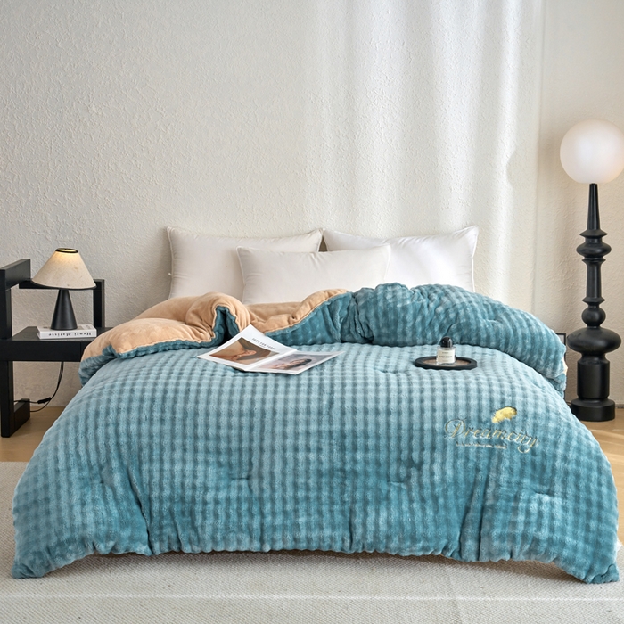 91家纺网 家纺一手货源 找家纺 小叮当家纺仓储工厂店 2025新款兔毛牛奶绒加厚保暖冬被外贸跨境被子被芯 蓝卡-泡泡绒