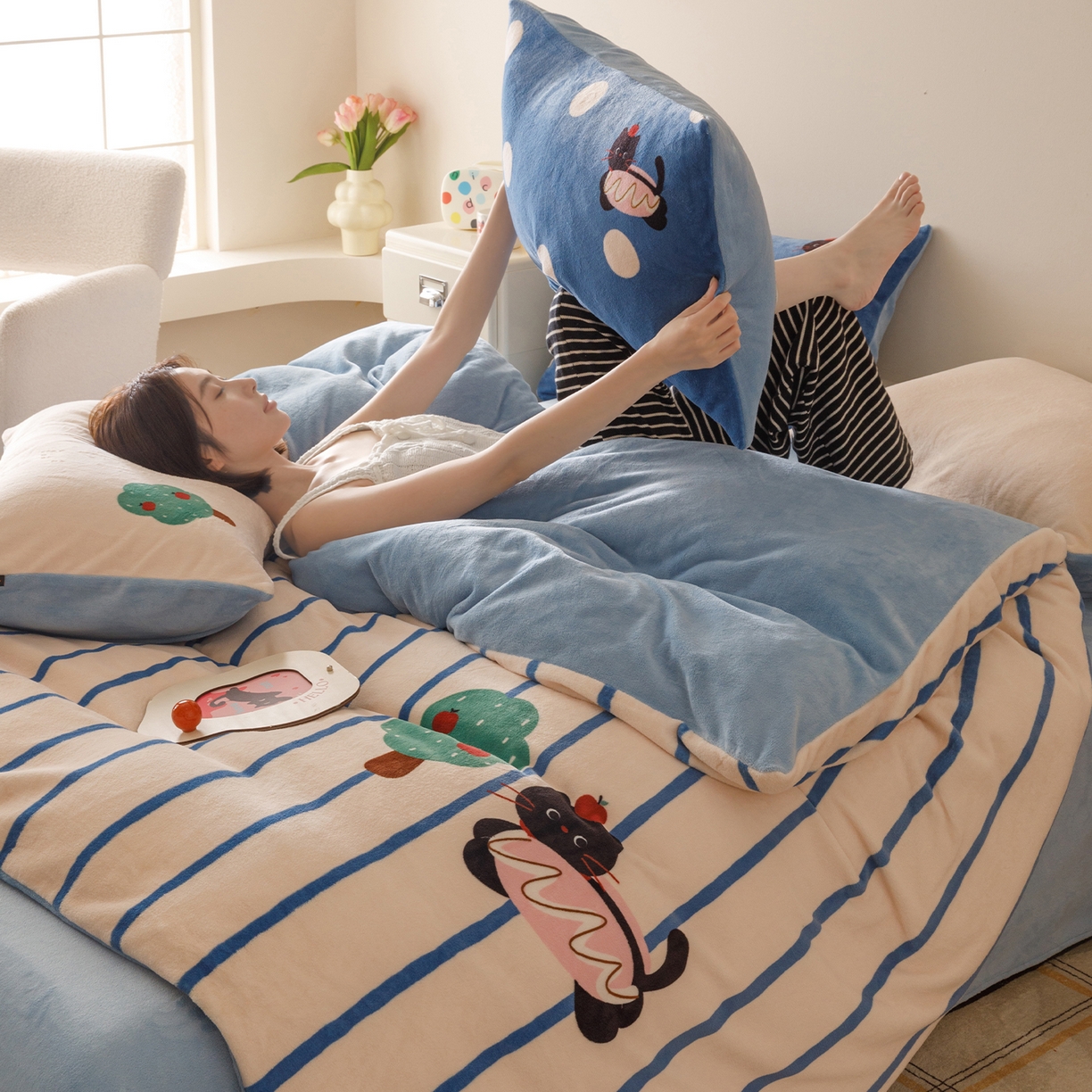 91家纺网 家纺一手货源 找家纺 RYB红黄兰 2025新款设计师原创牛奶绒大版数码印花四件套 汉堡猫咪