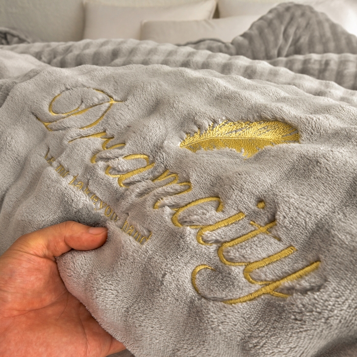 91家纺网 家纺一手货源 找家纺 （总）小叮当家纺仓储工厂店 2025新款兔毛牛奶绒加厚保暖冬被外贸跨境被子被芯