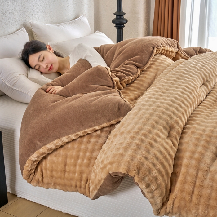 91家纺网 家纺一手货源 找家纺 小叮当家纺仓储工厂店 2025新款兔毛牛奶绒加厚保暖冬被外贸跨境被子被芯 卡咖-泡泡绒