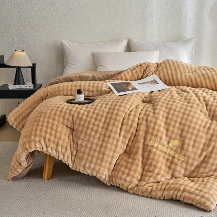 91家纺网 家纺一手货源 找家纺 小叮当家纺仓储工厂店 2025新款兔毛牛奶绒加厚保暖冬被外贸跨境被子被芯 卡咖-泡泡绒