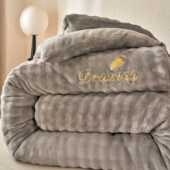 91家纺网 家纺一手货源 找家纺 （总）小叮当家纺仓储工厂店 2025新款兔毛牛奶绒加厚保暖冬被外贸跨境被子被芯