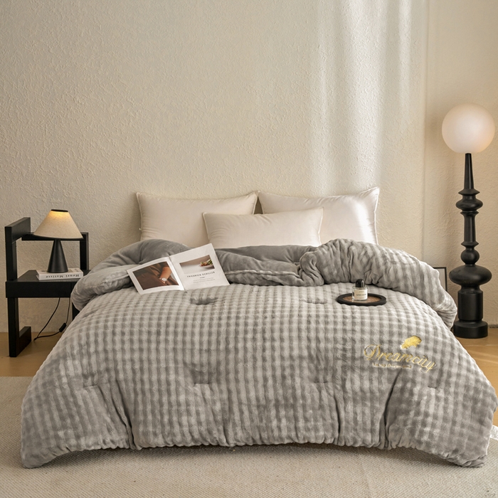 91家纺网 家纺一手货源 找家纺 （总）小叮当家纺仓储工厂店 2025新款兔毛牛奶绒加厚保暖冬被外贸跨境被子被芯