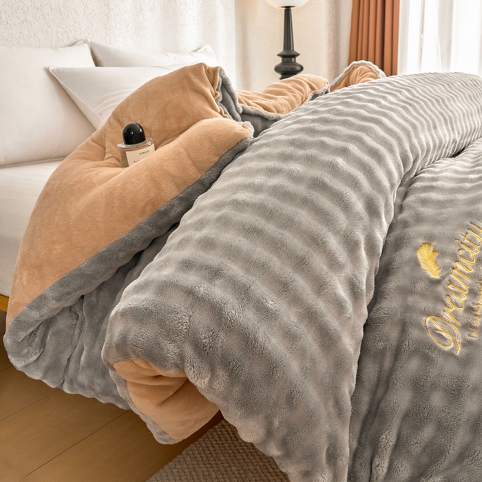 91家纺网 家纺一手货源 找家纺 小叮当家纺仓储工厂店 2025新款兔毛牛奶绒加厚保暖冬被外贸跨境被子被芯 灰卡-泡泡绒