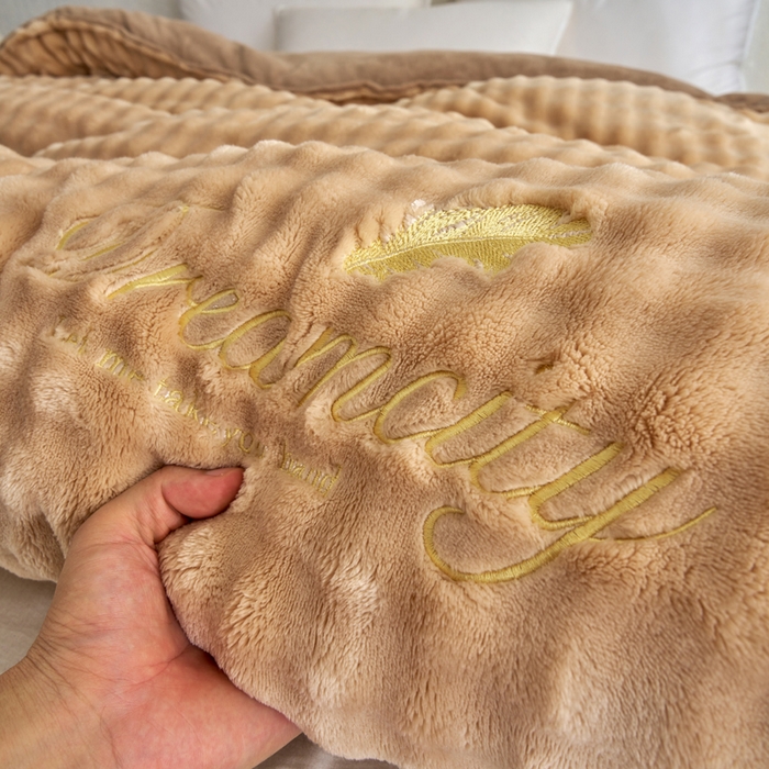 91家纺网 家纺一手货源 找家纺 小叮当家纺仓储工厂店 2025新款兔毛牛奶绒加厚保暖冬被外贸跨境被子被芯 卡咖-泡泡绒