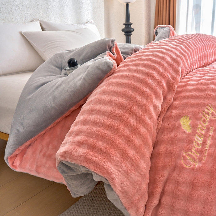 91家纺网 家纺一手货源 找家纺 小叮当家纺仓储工厂店 2025新款兔毛牛奶绒加厚保暖冬被外贸跨境被子被芯 豆沙灰-泡泡绒