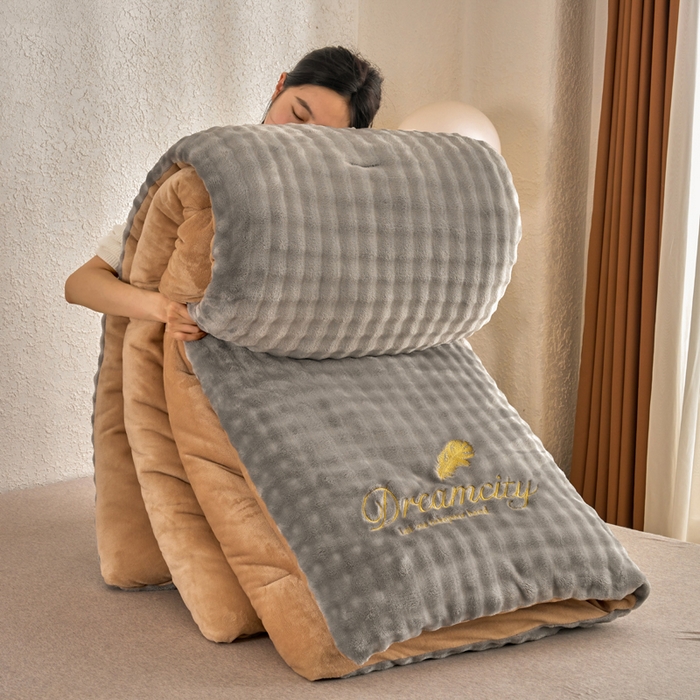 91家纺网 家纺一手货源 找家纺 小叮当家纺仓储工厂店 2025新款兔毛牛奶绒加厚保暖冬被外贸跨境被子被芯 灰卡-泡泡绒