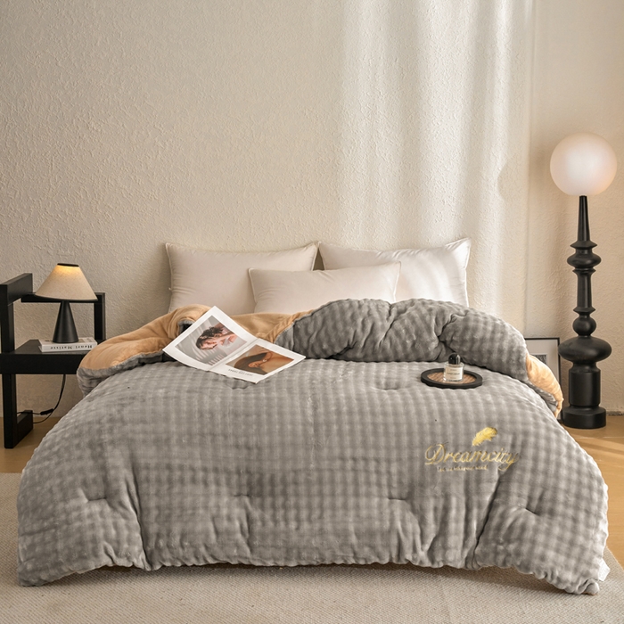 91家纺网 家纺一手货源 找家纺 小叮当家纺仓储工厂店 2025新款兔毛牛奶绒加厚保暖冬被外贸跨境被子被芯 灰卡-泡泡绒