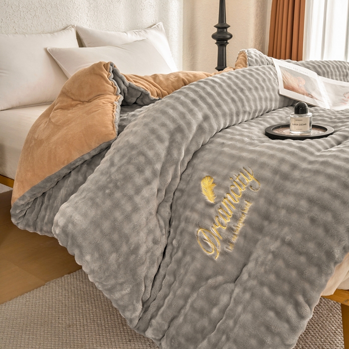 91家纺网 家纺一手货源 找家纺 小叮当家纺仓储工厂店 2025新款兔毛牛奶绒加厚保暖冬被外贸跨境被子被芯 灰卡-泡泡绒