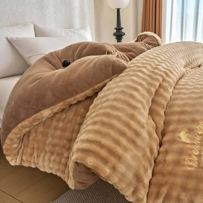 91家纺网 家纺一手货源 找家纺 小叮当家纺仓储工厂店 2025新款兔毛牛奶绒加厚保暖冬被外贸跨境被子被芯 卡咖-泡泡绒