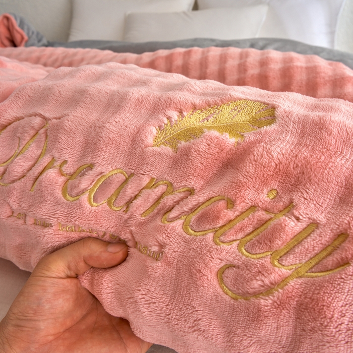 91家纺网 家纺一手货源 找家纺 小叮当家纺仓储工厂店 2025新款兔毛牛奶绒加厚保暖冬被外贸跨境被子被芯 豆沙灰-泡泡绒