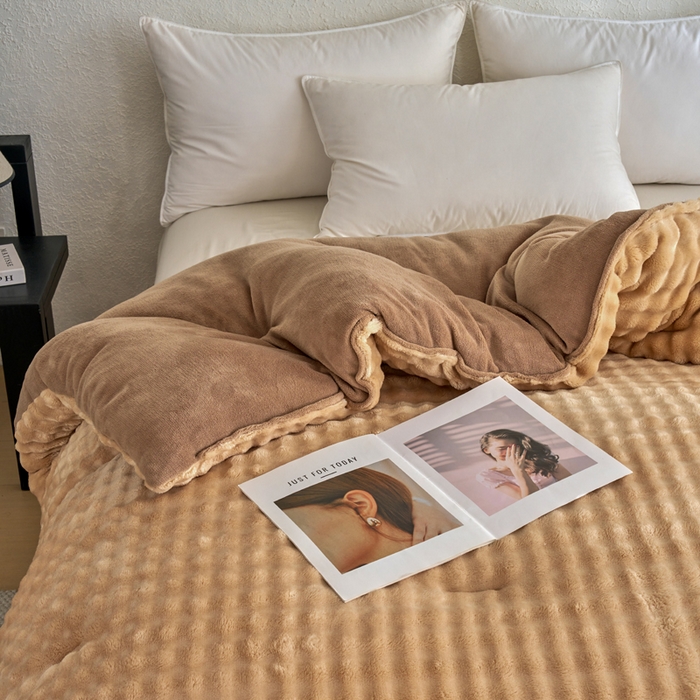 91家纺网 家纺一手货源 找家纺 小叮当家纺仓储工厂店 2025新款兔毛牛奶绒加厚保暖冬被外贸跨境被子被芯 卡咖-泡泡绒