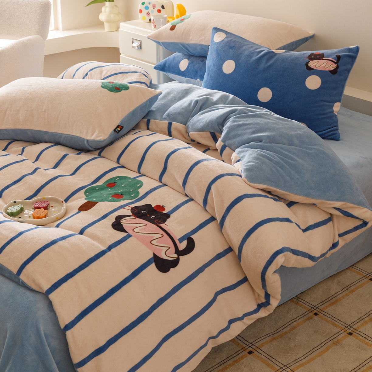 91家纺网 家纺一手货源 找家纺 RYB红黄兰 2025新款设计师原创牛奶绒大版数码印花四件套 汉堡猫咪