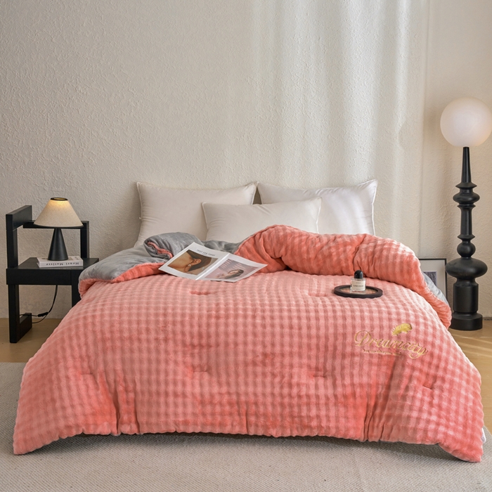 91家纺网 家纺一手货源 找家纺 小叮当家纺仓储工厂店 2025新款兔毛牛奶绒加厚保暖冬被外贸跨境被子被芯 豆沙灰-泡泡绒