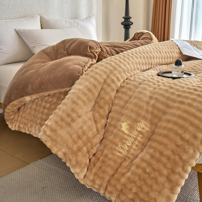 91家纺网 家纺一手货源 找家纺 小叮当家纺仓储工厂店 2025新款兔毛牛奶绒加厚保暖冬被外贸跨境被子被芯 卡咖-泡泡绒