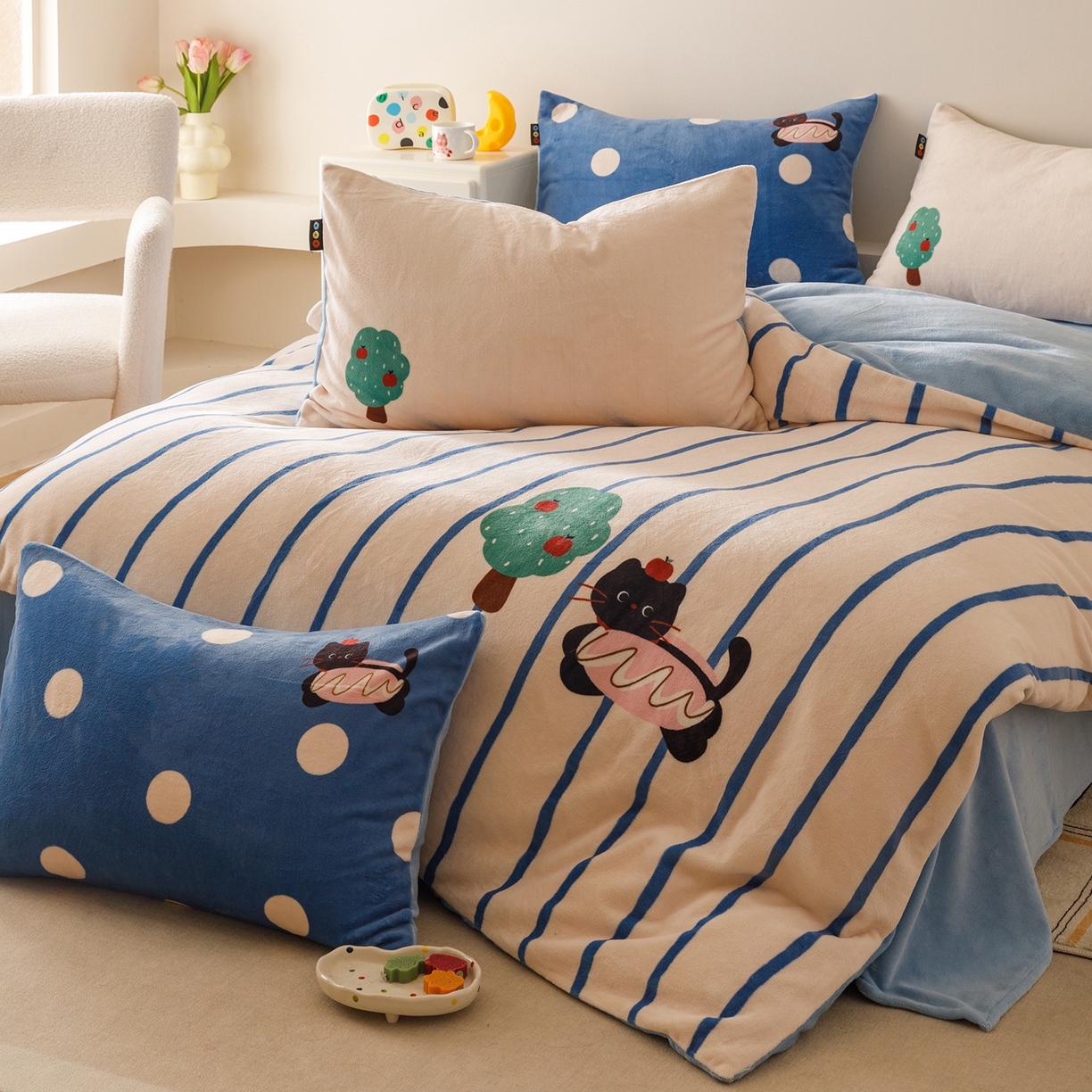 91家纺网 家纺一手货源 找家纺 RYB红黄兰 2025新款设计师原创牛奶绒大版数码印花四件套 汉堡猫咪