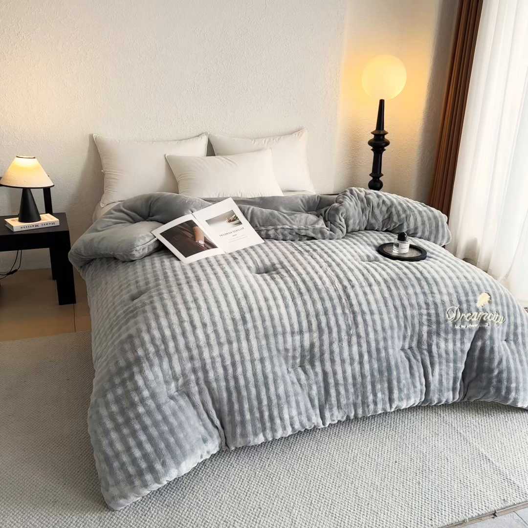 91家纺网 家纺一手货源 找家纺 （总）小叮当家纺仓储工厂店 2025新款兔毛牛奶绒加厚保暖冬被外贸跨境被子被芯