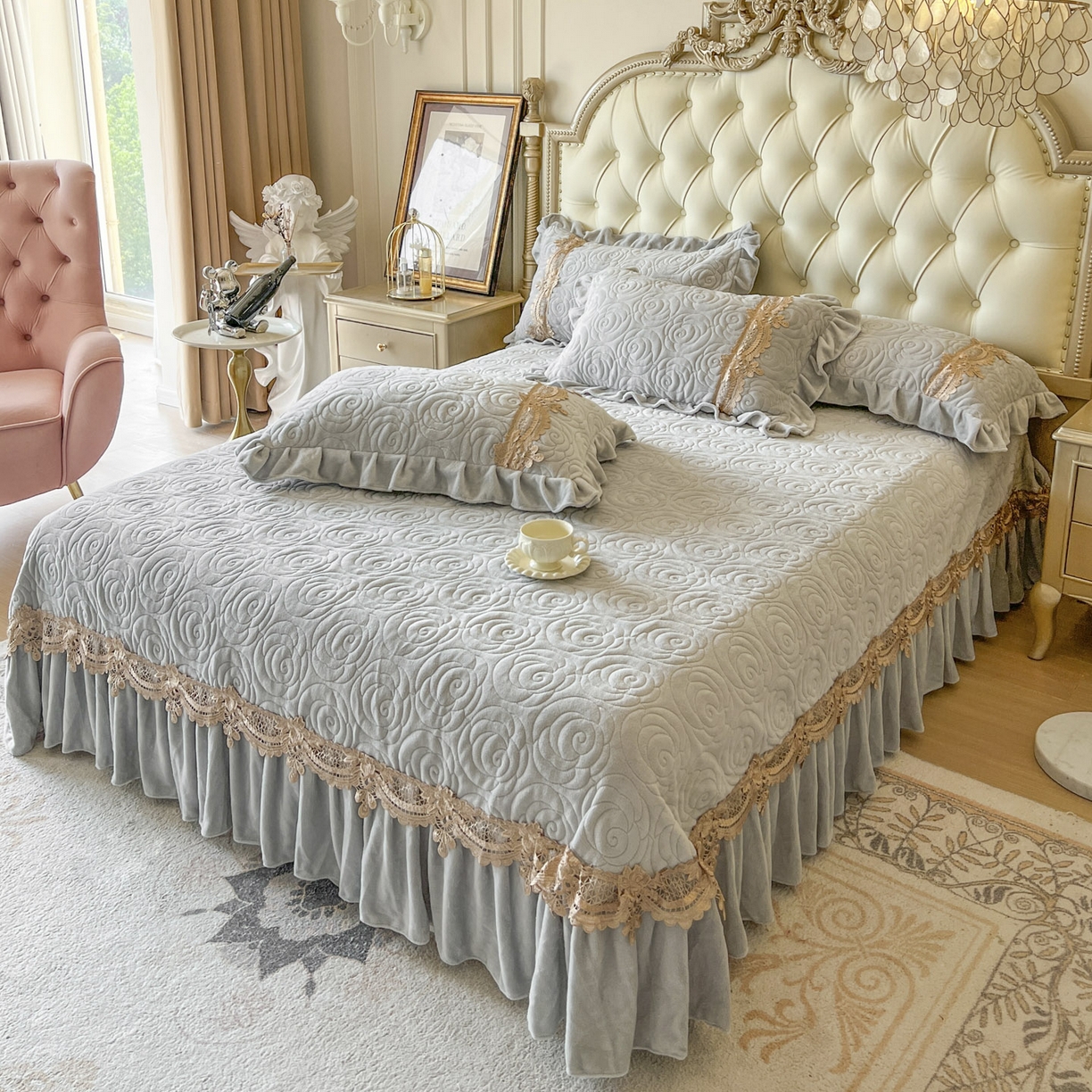 91家纺网 家纺一手货源 找家纺 恋尚 2025新款雕花牛奶绒罗曼蒂克系列四件套（控价290） 罗曼蒂克-椰蓉灰