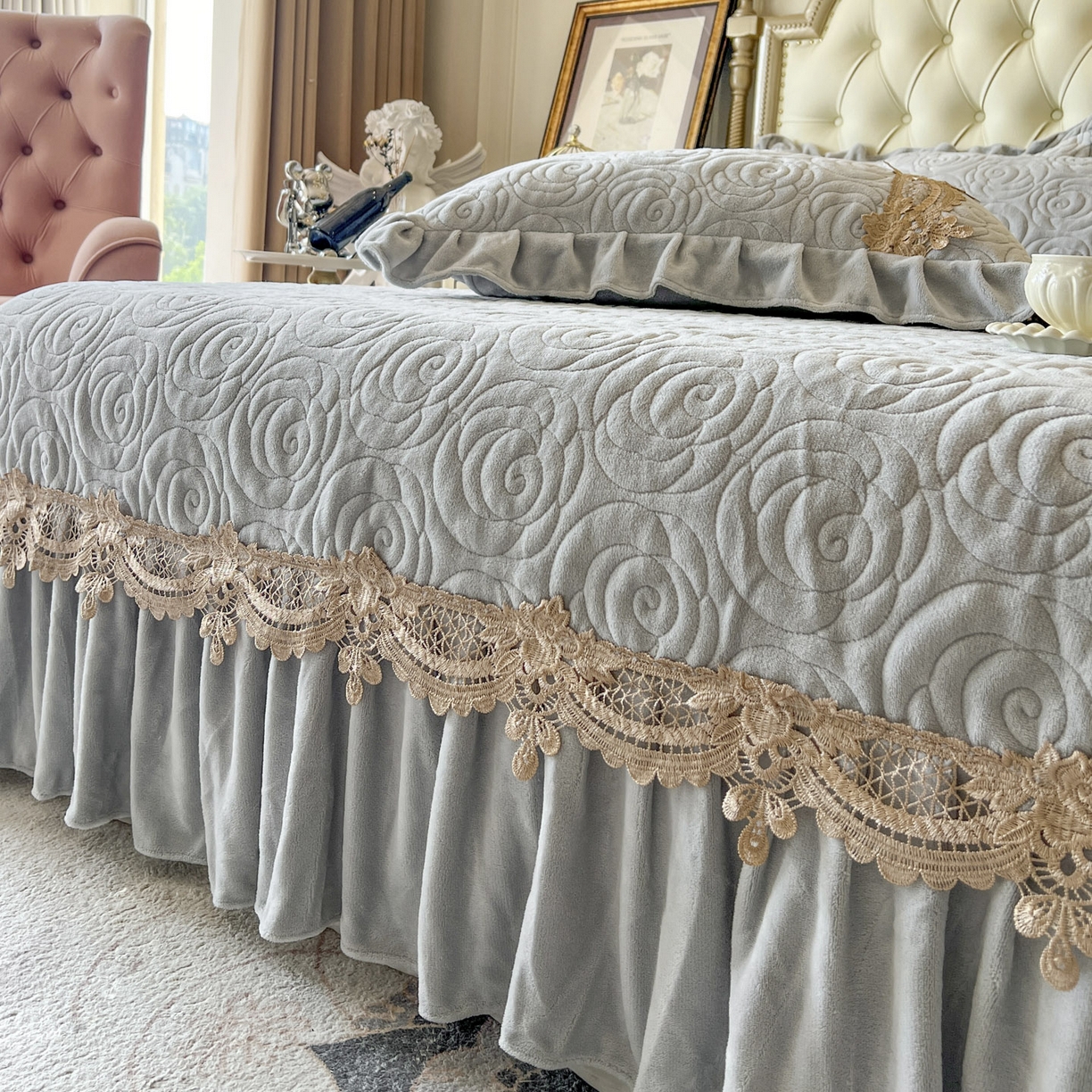 91家纺网 家纺一手货源 找家纺 恋尚 2025新款雕花牛奶绒罗曼蒂克系列四件套（控价290） 罗曼蒂克-椰蓉灰