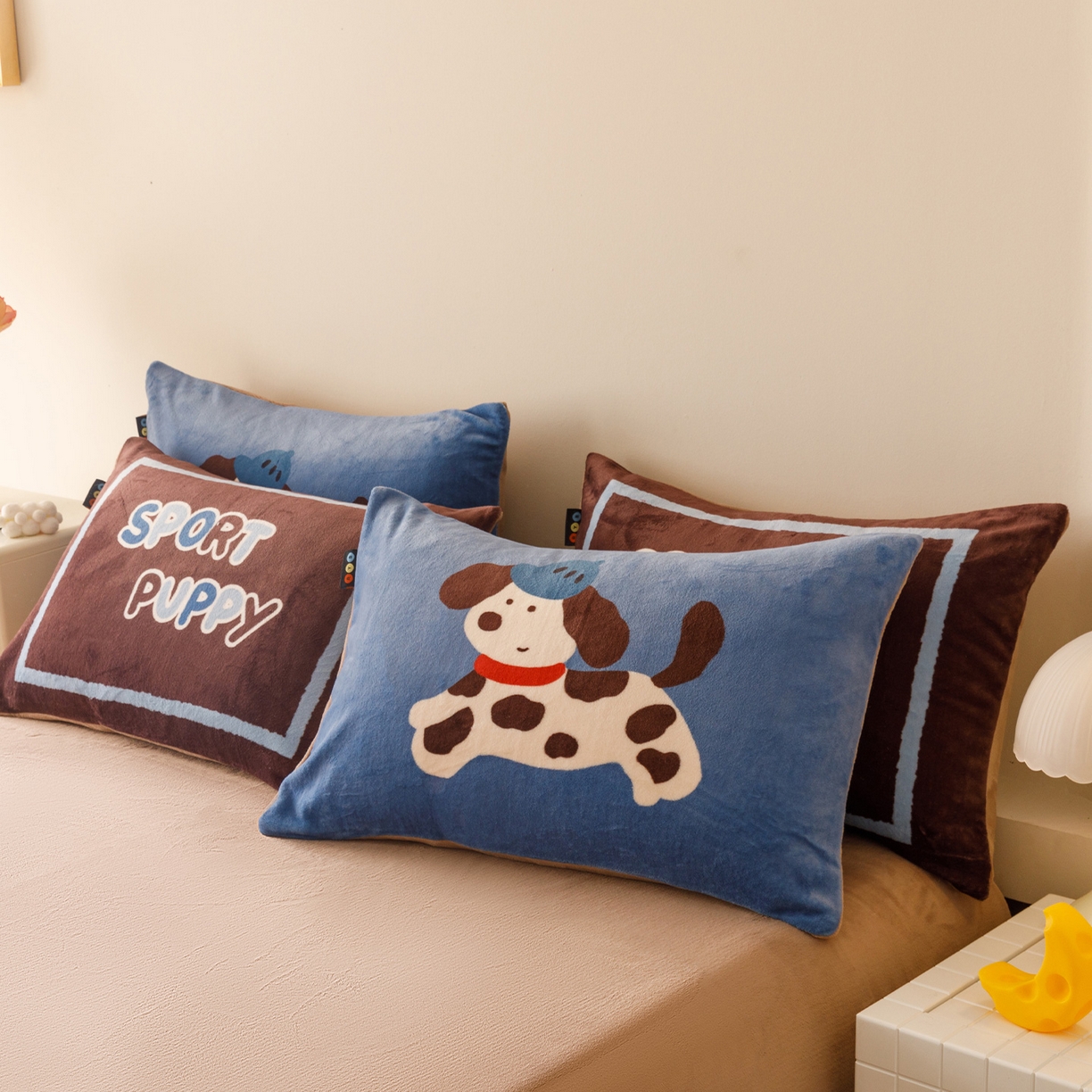 91家纺网 家纺一手货源 找家纺 RYB红黄兰 2025新款设计师原创牛奶绒大版数码印花四件套 滑板布鲁托