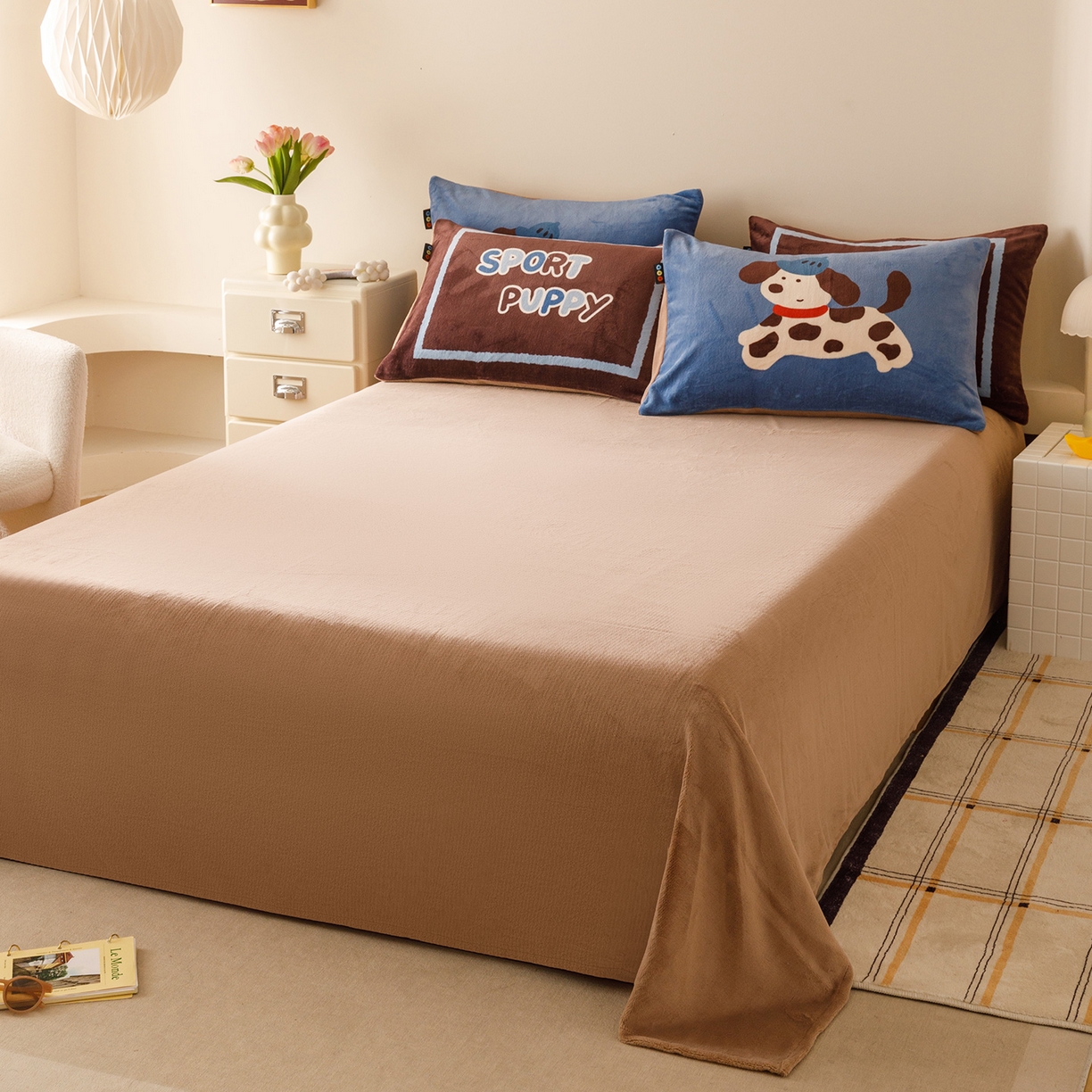 91家纺网 家纺一手货源 找家纺 RYB红黄兰 2025新款设计师原创牛奶绒大版数码印花四件套 滑板布鲁托