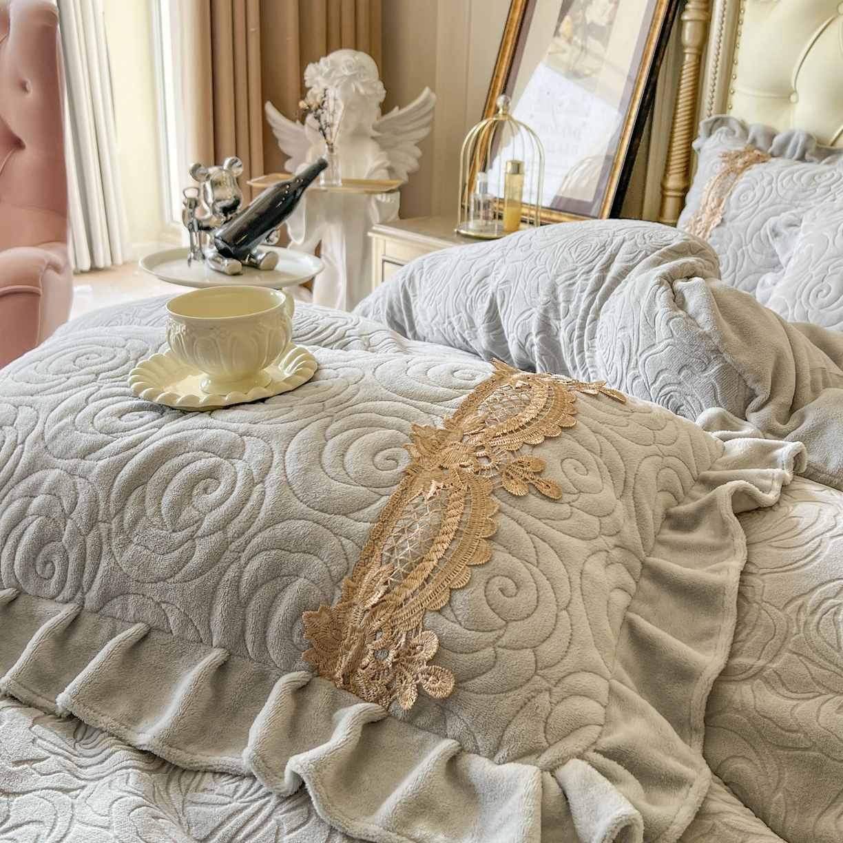 91家纺网 家纺一手货源 找家纺 恋尚 2025新款雕花牛奶绒罗曼蒂克系列四件套（控价290） 罗曼蒂克-椰蓉灰