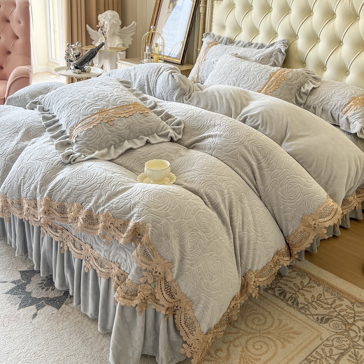 91家纺网 家纺一手货源 找家纺 恋尚 2025新款雕花牛奶绒罗曼蒂克系列四件套（控价290） 罗曼蒂克-椰蓉灰