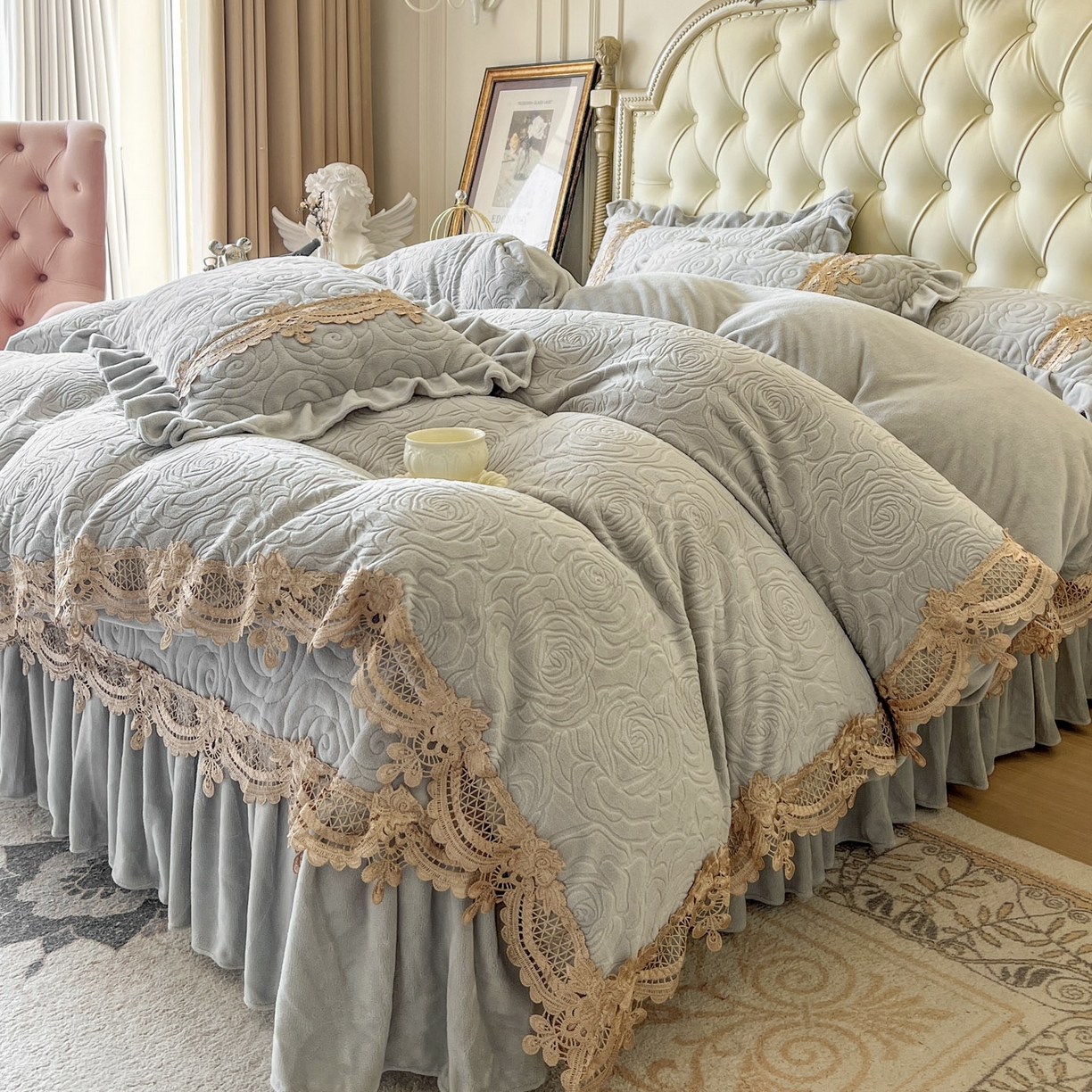91家纺网 家纺一手货源 找家纺 恋尚 2025新款雕花牛奶绒罗曼蒂克系列四件套（控价290） 罗曼蒂克-椰蓉灰