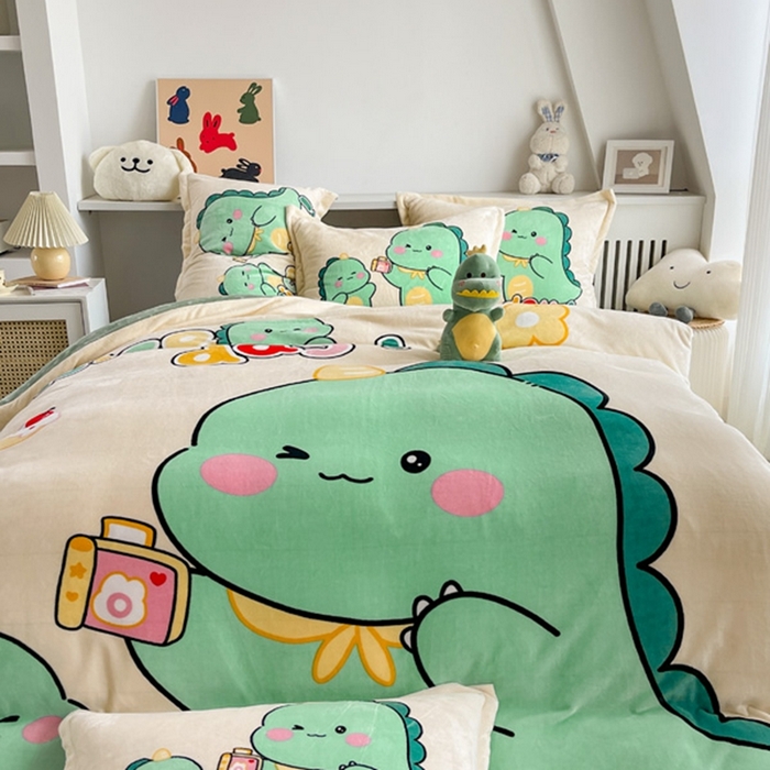 91家纺网 家纺一手货源 找家纺 宝薇 2025新款双面牛奶绒大版卡通印花四件套 自拍恐龙