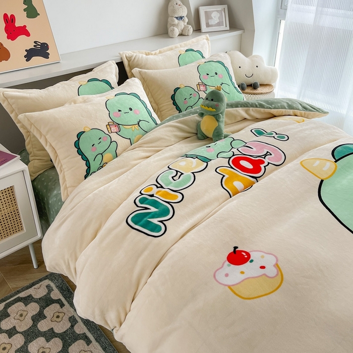 91家纺网 家纺一手货源 找家纺 宝薇 2025新款双面牛奶绒大版卡通印花四件套 自拍恐龙