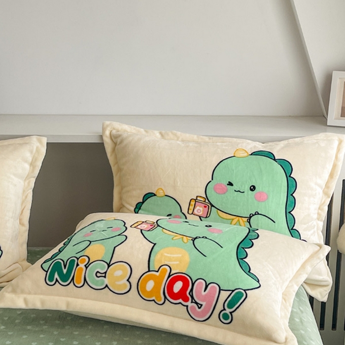 91家纺网 家纺一手货源 找家纺 宝薇 2025新款双面牛奶绒大版卡通印花四件套 自拍恐龙