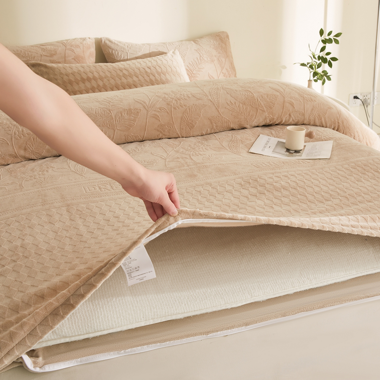 91家纺网 家纺一手货源 找家纺 熙宴家纺 2025新款可拆洗提花牛奶绒新疆棉花被 被子被芯 奶咖+卡其