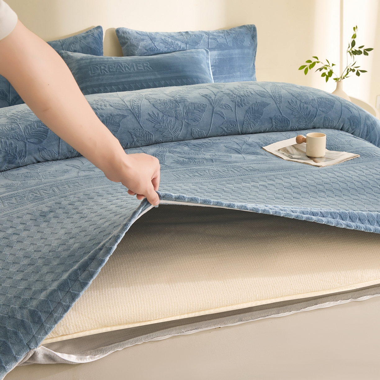 91家纺网 家纺一手货源 找家纺 熙宴家纺 2025新款可拆洗提花牛奶绒新疆棉花被 被子被芯 海蓝+浅灰