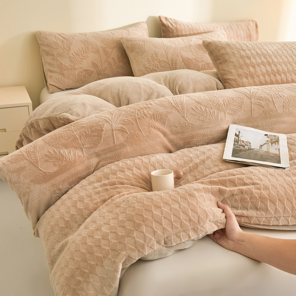 91家纺网 家纺一手货源 找家纺 熙宴家纺 2025新款可拆洗提花牛奶绒新疆棉花被 被子被芯 奶咖+卡其