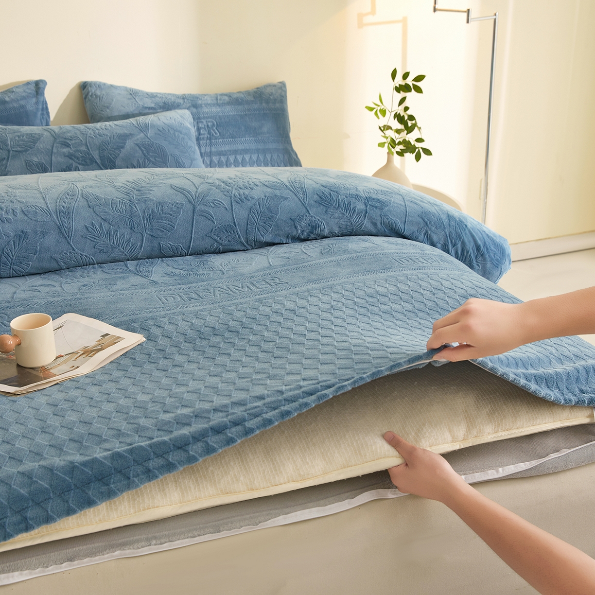91家纺网 家纺一手货源 找家纺 熙宴家纺 2025新款可拆洗提花牛奶绒新疆棉花被 被子被芯 海蓝+浅灰
