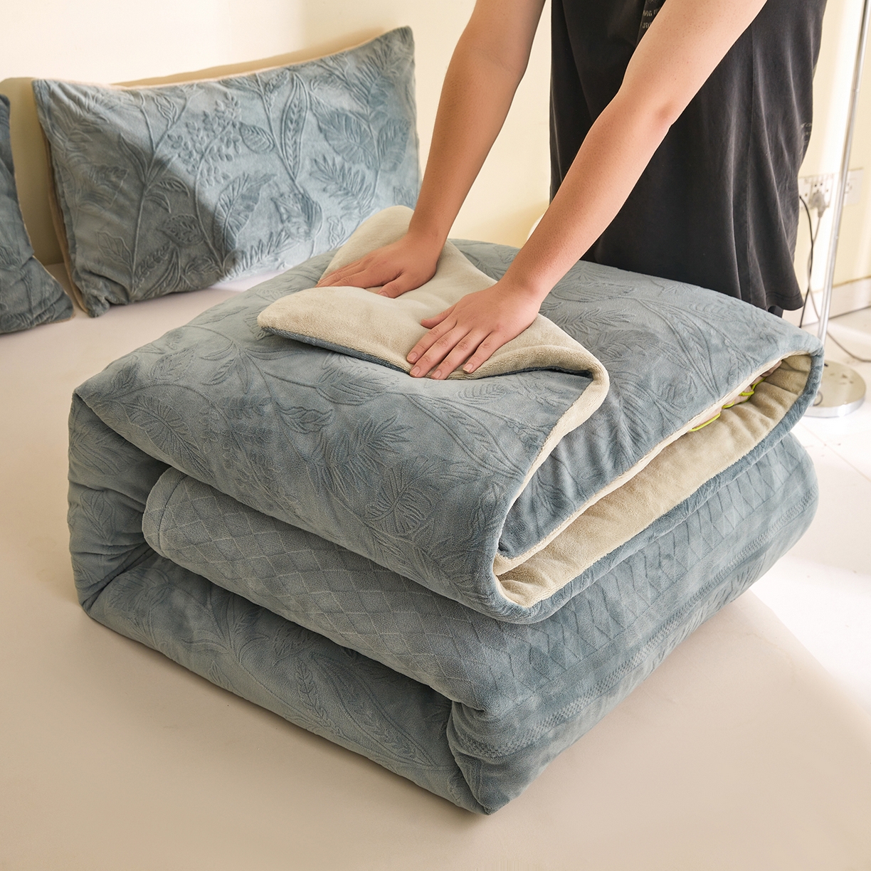 91家纺网 家纺一手货源 找家纺 熙宴家纺 2025新款可拆洗提花牛奶绒新疆棉花被 被子被芯 枪灰+卡其